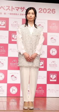 ベストマザー賞を受賞した鮫島彩さん＝東京・浜離宮朝日ホール（撮影・佐々木彰尚）
