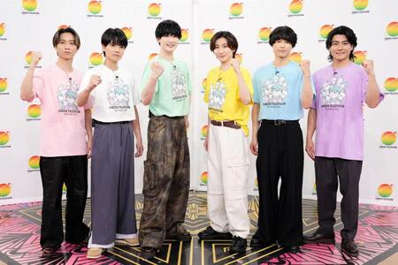 「２４時間テレビ」のチャリティーパートナー就任が決まり、「名探偵コナン」のチャリＴシャツを着用したＳｉｘＴＯＮＥＳ