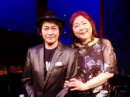 丸山圭子（右）のバースデーライブにゲスト出演した堀江淳