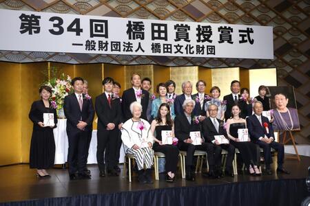 「第３４回橋田賞」受賞式に登場した（前列左から）岩崎加根子、今田美桜、佐藤浩市、小日向文世、小芝風花、井上弘・橋田文化財団理事長、（中列同）西村陽次郎氏、倉崎憲氏、柳川強氏、中園ミホ氏、池端俊策氏、戸田恵子、清弘誠氏、（後列同）朝比奈千鶴氏、熊野律時氏、尾崎裕和氏、加茂義隆氏、松本太一氏、柴田岳志氏、高橋由佳氏、佐野あすか氏（撮影・伊藤笙子）