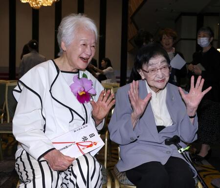 「第３４回橋田賞」受賞式で笑顔を見せる岩崎加根子（左）と石井ふく子氏（撮影・伊藤笙子）