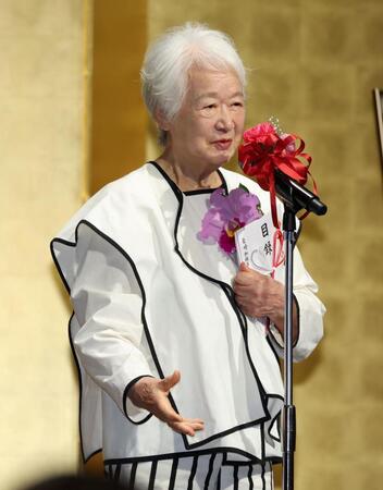 野村昭子賞を受賞した岩崎加根子（撮影・伊藤笙子）