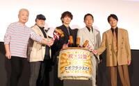 鏡開きを行う（左から）ｃｏｂａ、緒方明監督、佐々木蔵之介、内藤剛志、藤原季節