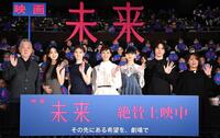 手を振る（左から）瀬々敬久監督、近藤華、北川景子、黒島結菜、山﨑七海、細田佳央太、湊かなえ氏＝ＴＯＨＯシネマズ日比谷（撮影・園田高夫）