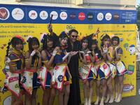 ＢＮＫ４８のメンバーに囲まれる石井竜也（中央）