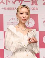 ベストマザー賞を受賞した加藤ミリヤ＝東京・浜離宮朝日ホール（撮影・佐々木彰尚）