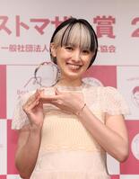 ベストマザー賞を受賞した南明奈＝東京・浜離宮朝日ホール（撮影・佐々木彰尚）