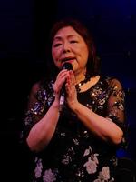 「どうぞこのまま」を歌唱する丸山圭子