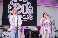 サプライズ登場したボーカル前川真悟（左）の母の正枝さん