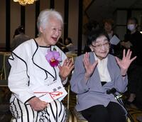 「第３４回橋田賞」受賞式で笑顔を見せる岩崎加根子（左）と石井ふく子氏（撮影・伊藤笙子）