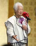 野村昭子賞を受賞した岩崎加根子（撮影・伊藤笙子）
