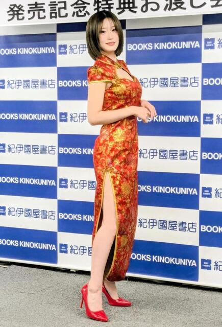 写真集の発売記念イベントを行った上西怜