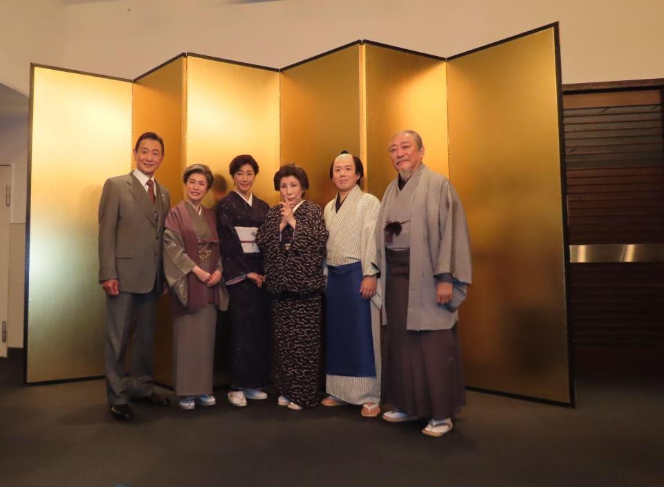 新橋演舞場での囲み取材に出席した（左から）三田村邦彦、久本雅美、高島礼子、波乃久里子、藤山扇治郎、渋谷天外
