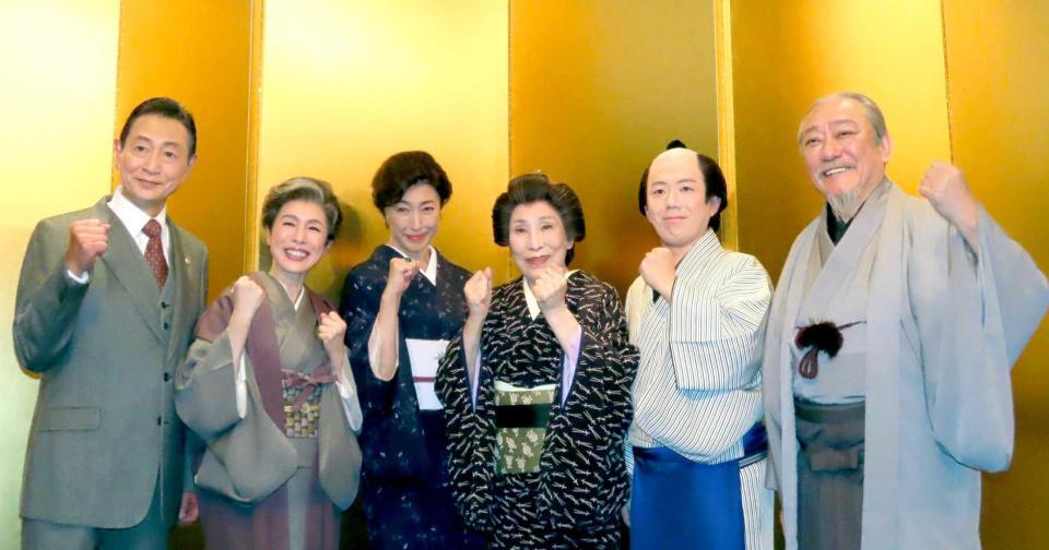 新橋演舞場での囲み取材に出席した（左から）三田村邦彦、久本雅美、高島礼子、波乃久里子、藤山扇治郎、渋谷天外