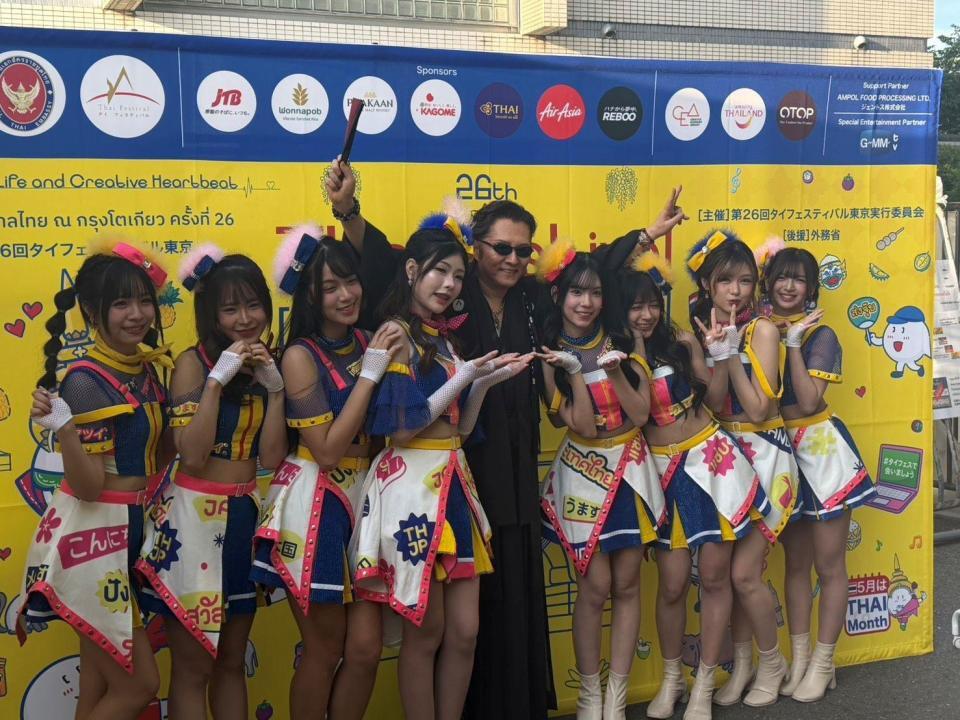 ＢＮＫ４８のメンバーに囲まれる石井竜也（中央）