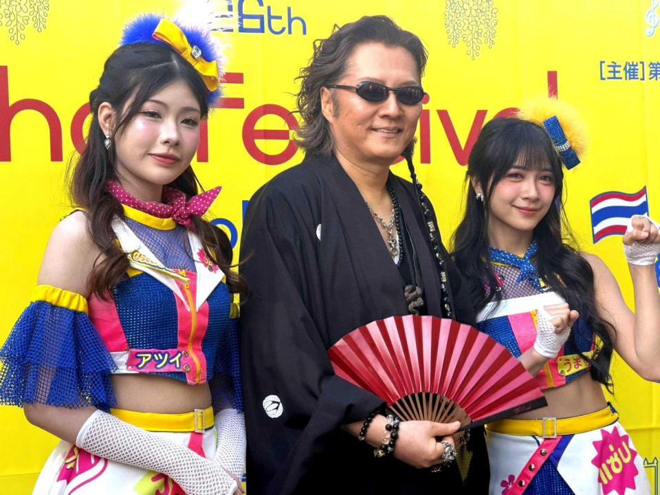 囲み取材に応じた米米ＣＬＵＢの石井竜也（中央）とＢＮＫ４８のメンバー