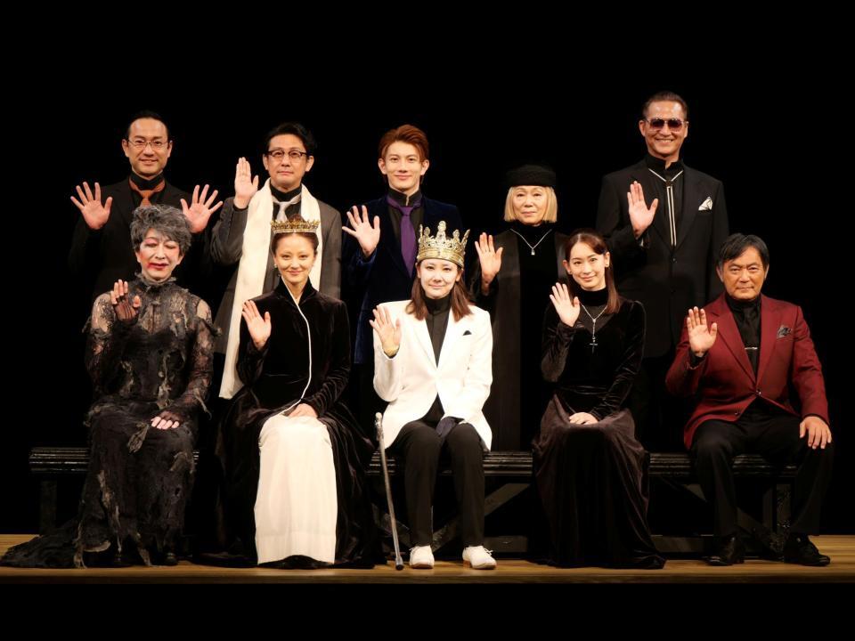 会見を行った（前列左から）篠井英介、中越典子、吉田羊、愛希れいか、渡辺いっけい（後列同）清田智彦、浅野雅博、赤澤遼太郎、増子倭文江、星智也