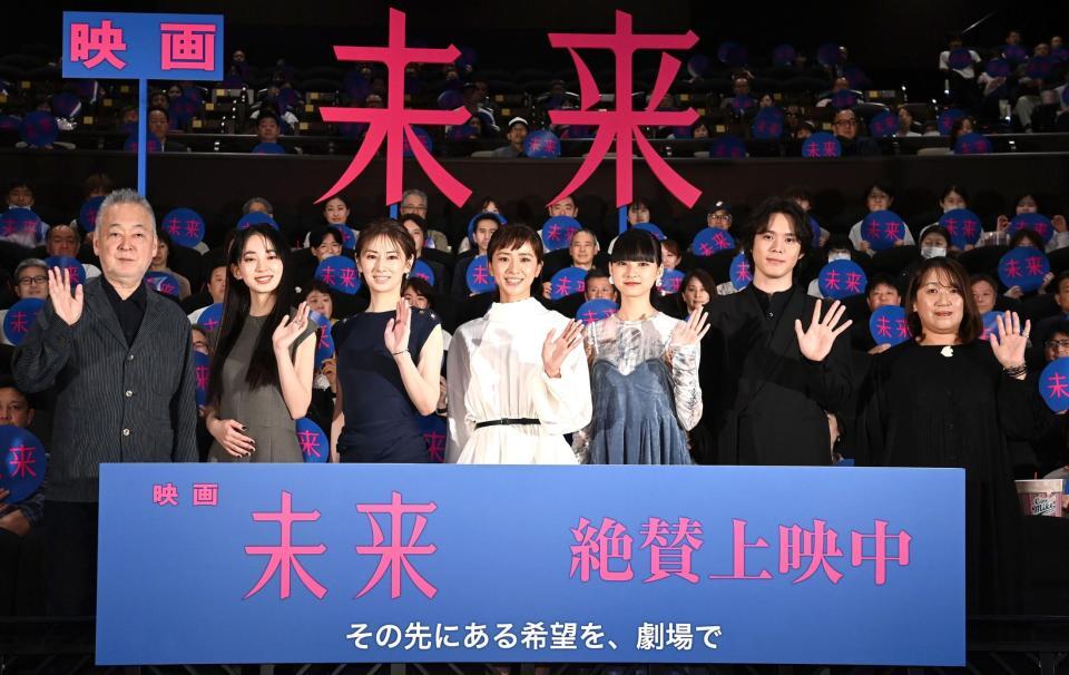 公開記念舞台あいさつに登場した（左から）瀬々敬久監督、近藤華、北川景子、黒島結菜、山﨑七海、細田佳央太、湊かなえ氏（撮影・園田高夫）