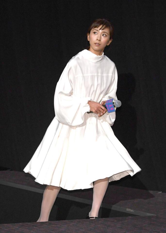 真っ白な衣装で登場した黒島結菜＝ＴＯＨＯシネマズ日比谷（撮影・園田高夫）