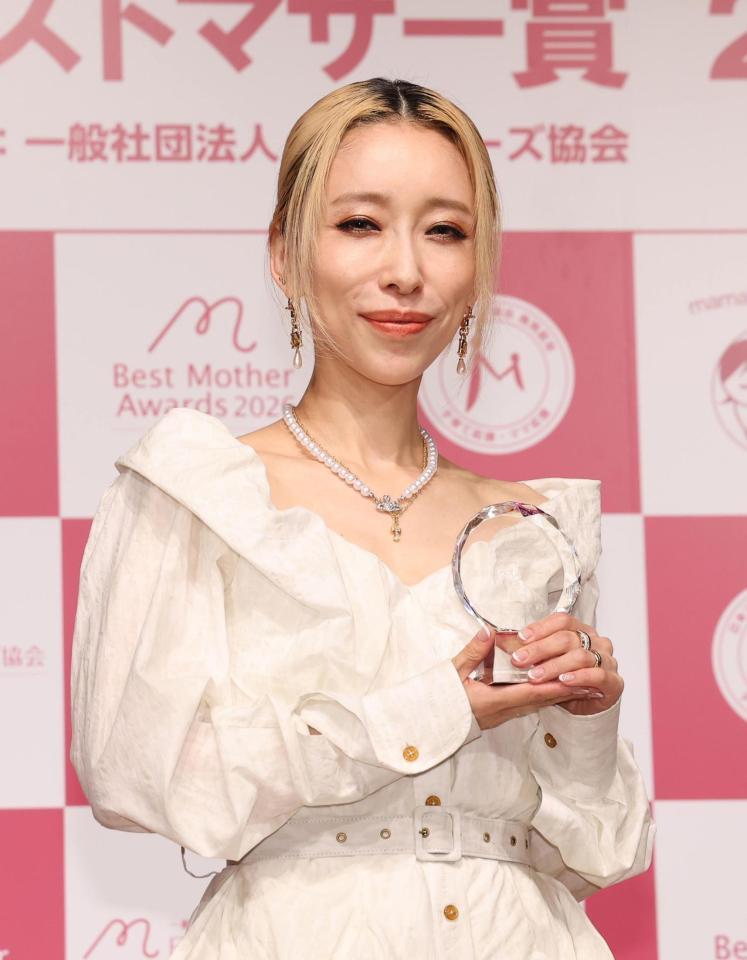 ベストマザー賞を受賞した加藤ミリヤ＝東京・浜離宮朝日ホール（撮影・佐々木彰尚）