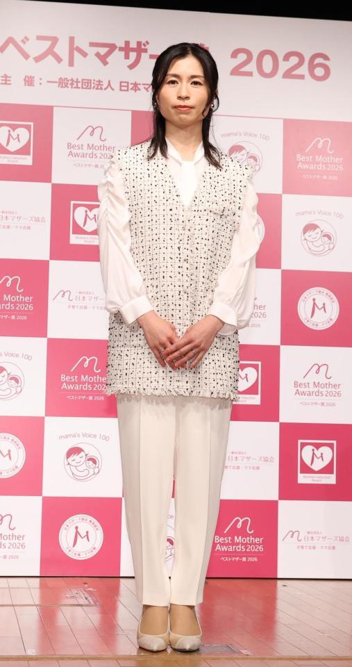 ベストマザー賞を受賞した鮫島彩さん＝東京・浜離宮朝日ホール（撮影・佐々木彰尚）