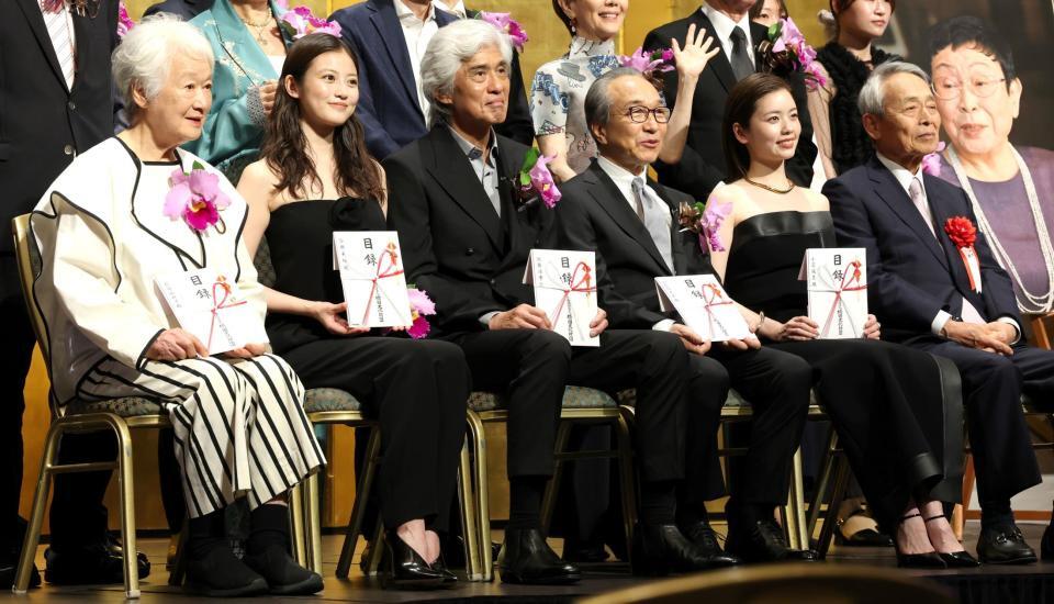 「第３４回橋田賞」受賞式に登場した（左から）岩崎加根子、今田美桜、佐藤浩市、小日向文世、小芝風花、井上弘・橋田文化財団理事長（撮影・伊藤笙子）