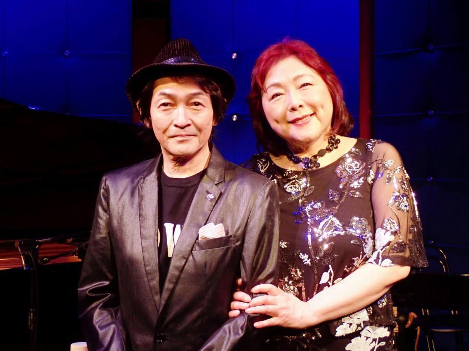 丸山圭子（右）のバースデーライブにゲスト出演した堀江淳