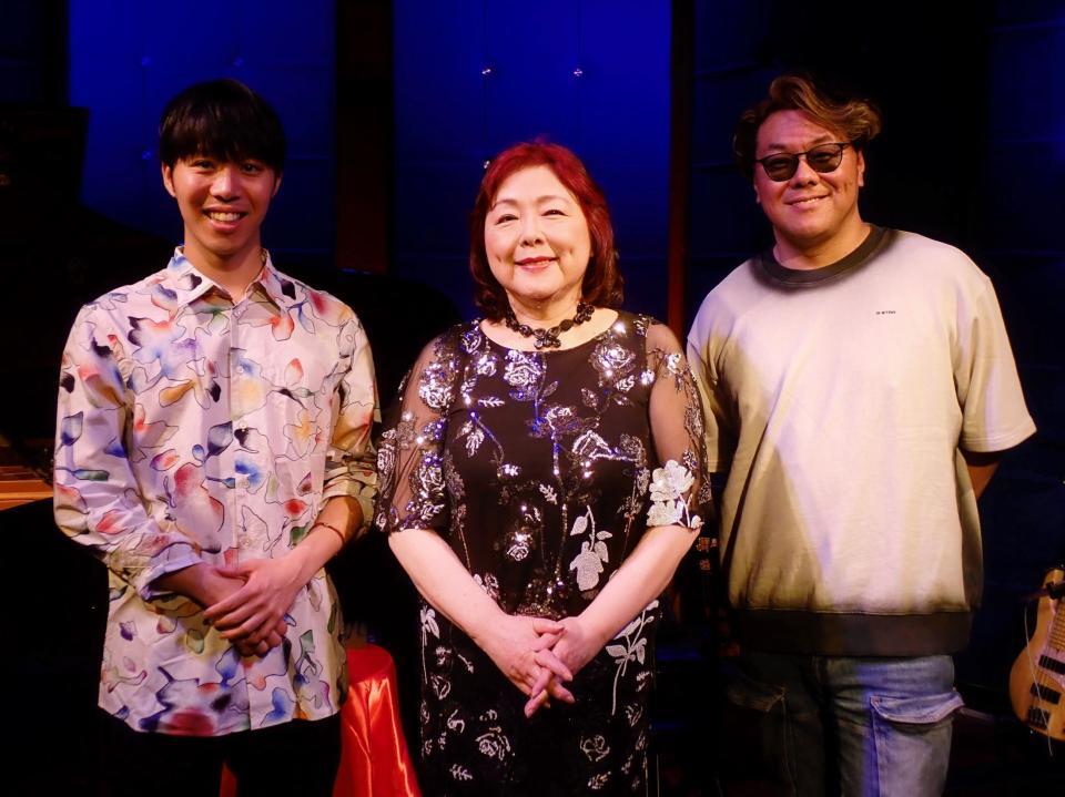 バースデーライブを行った丸山圭子（中）とベースのサトウレイ（右）、ピアノの穴水佑輔