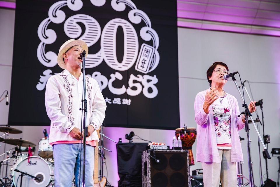 サプライズ登場したボーカル前川真悟（左）の母の正枝さん