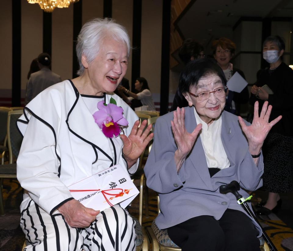 「第３４回橋田賞」受賞式で笑顔を見せる岩崎加根子（左）と石井ふく子氏（撮影・伊藤笙子）