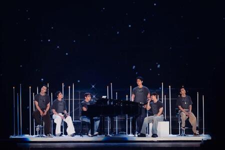 （左から）ＣＨＡＮＳＵＮＧ、ＮＩＣＨＫＨＵＮ、ＪＵＮ．Ｋ、ＴＡＥＣＹＥＯＮ、ＪＵＮＨＯ、ＷＯＯＹＯＵＮＧ（撮影：田中聖太郎写真事務所）