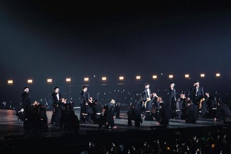 （左から）ＣＨＡＮＳＵＮＧ、ＷＯＯＹＯＵＮＧ、ＪＵＮ．Ｋ、ＪＵＮＨＯ、ＮＩＣＨＫＨＵＮ、ＴＡＥＣＹＥＯＮ（撮影：田中聖太郎写真事務所）