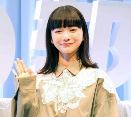 　手を振る見上愛