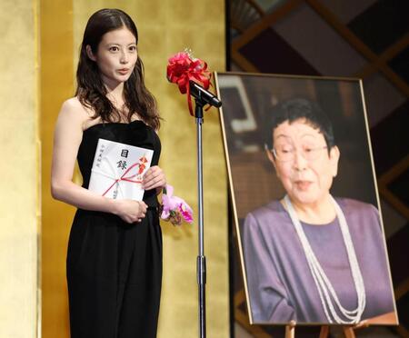 　（左から）岩崎加根子、今田美桜、佐藤浩市、小日向文世、小芝風花（撮影・伊藤笙子）