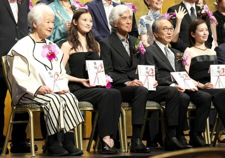 　（左から）岩崎加根子、今田美桜、佐藤浩市、小日向文世、小芝風花（撮影・伊藤笙子）
