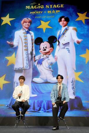 　ミッキーマウスとのコラボビジュアルを披露するＫｉｎｇ＆Ｐｒｉｎｃｅの高橋海人（左）と永瀬廉（撮影・西岡正）