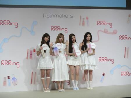 透明感あふれるキュートなビジュアルを披露したＢａｂｙ　ＤＯＮＴ　Ｃｒｙの（左から）クミ、ミア、イヒョン、ベニ