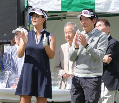 他のプレーヤーに拍手するすみれ（左）と石田純一（撮影・西岡正）