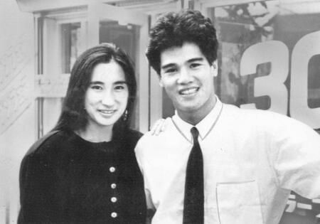 婚約発表して喜びの中日・郭源治（右）と高井美恵子さん＝１９８７年