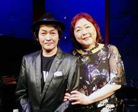 　丸山圭子（右）のバースデーライブにゲスト出演した堀江淳