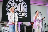 　サプライズ登場した、かりゆし５８・前川真悟（左）の母正枝さん