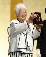 野村昭子賞を受賞し、副賞の置き時計に喜ぶ岩崎加根子（撮影・伊藤笙子）