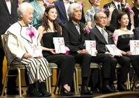　（左から）岩崎加根子、今田美桜、佐藤浩市、小日向文世、小芝風花（撮影・伊藤笙子）