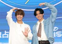 　笑顔でポーズをとるｋｉｎｇ＆Ｐｒｉｎｃｅの高橋海人（左）と永瀬廉（撮影・西岡正）