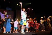 　沖縄・石垣島公演で島民とともにライブを盛り上げる近藤真彦