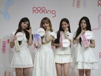 透明感あふれるキュートなビジュアルを披露したＢａｂｙ　ＤＯＮＴ　Ｃｒｙの（左から）クミ、ミア、イヒョン、ベニ