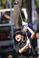 ティーショットがそれて、声を上げる小島瑠璃子
