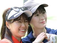 生田衣梨奈（右）と一緒にポーズをとる山内鈴蘭（撮影・西岡正）