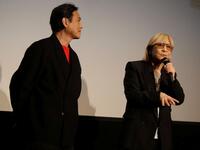昔話に花を咲かせた小室哲哉（右）と野村宏伸