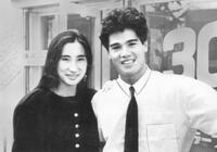 婚約発表して喜びの中日・郭源治（右）と高井美恵子さん＝１９８７年